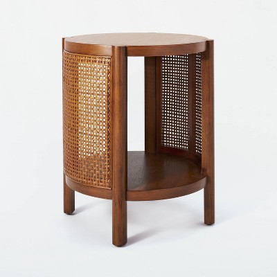 Ореховый стол Portola Hills Woven Accent Table — порог, разработанный Studio McGee