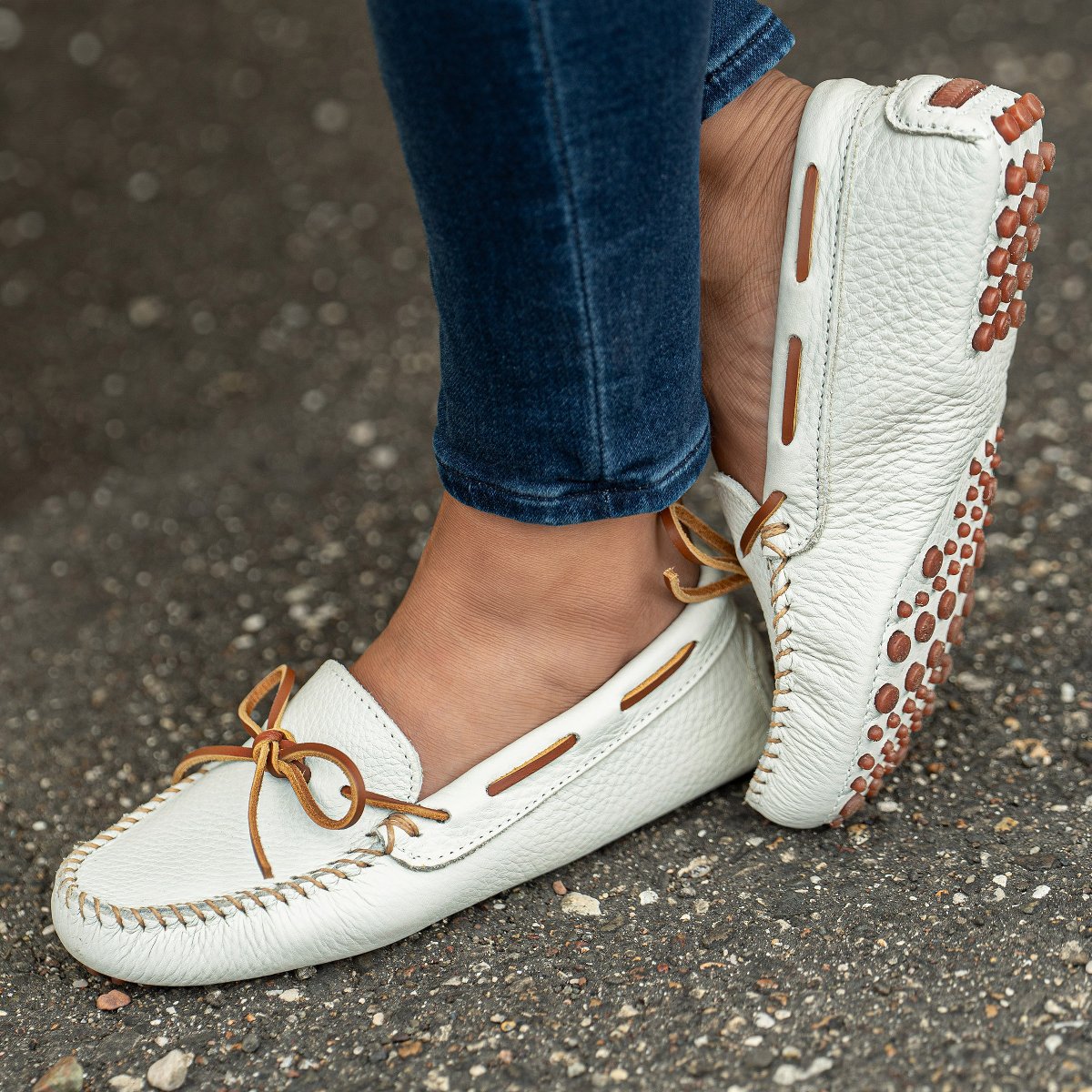 Женские туфли Minnetonka Women's Classic Driver Leather Loafers 694 Off White - 7 — фото 6