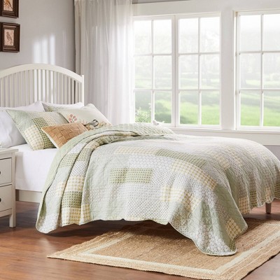 Full White Microfiber Reversible Quilt Set with Scallop Embellishment