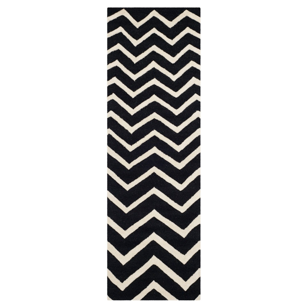 2'6inx8' Runner Chevron Black - Safavieh