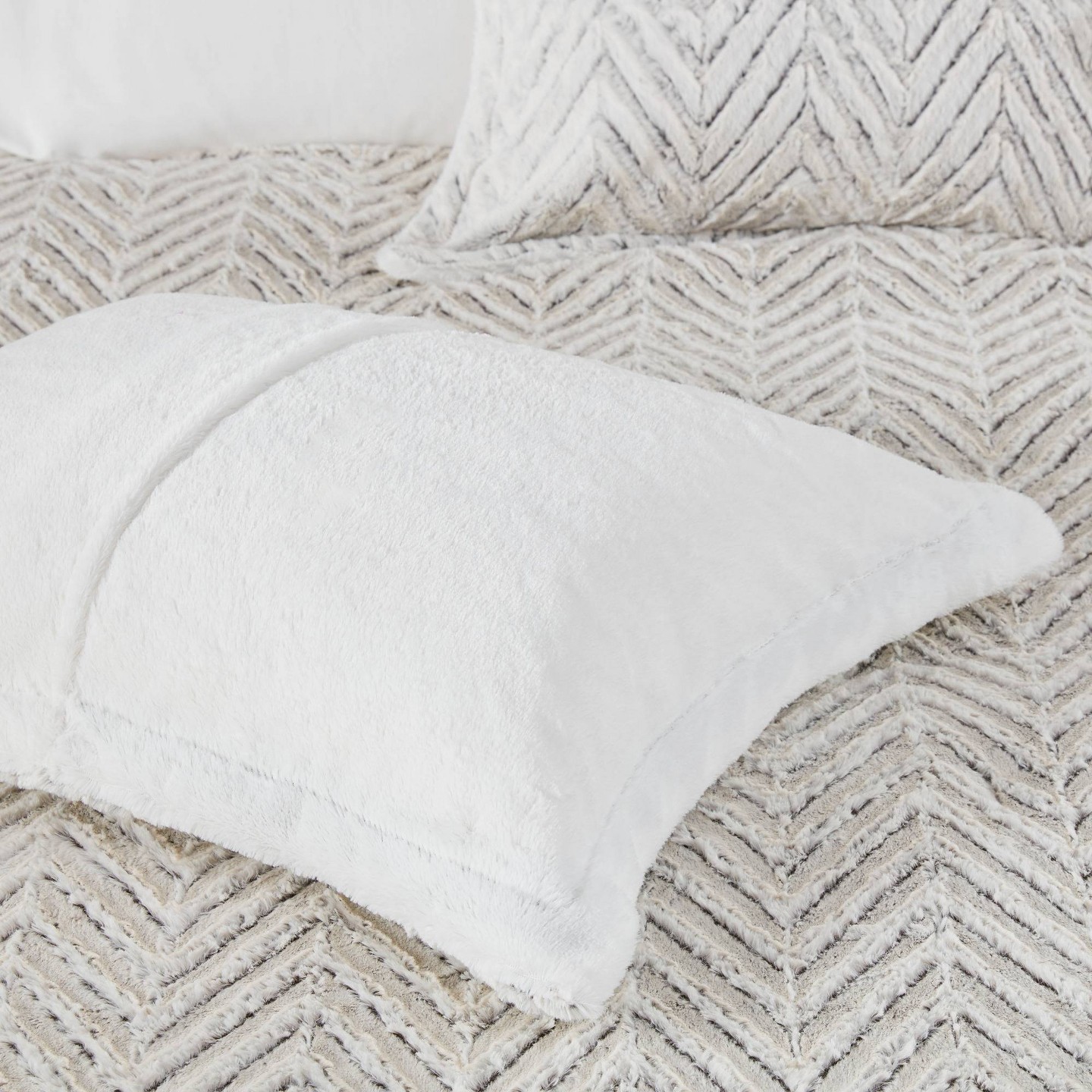 Комплект с одеялом Madison Park Ivory Aurora Plush Down Alternative Comforter Set King/California King, Geometric Pattern, Oeko-Tex Certified, цвет: Слоновая кость — фото 8
