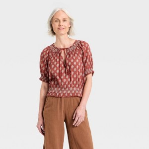 Blusa con escote en V, mangas cortas abullonadas y bordado para mujer - Universal Thread™