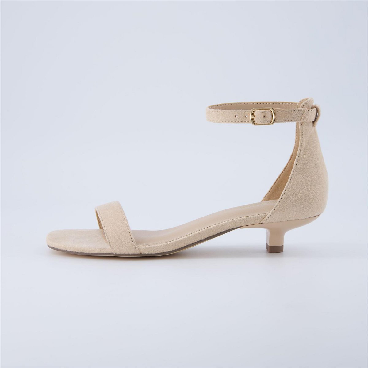 Женские сандалии CUSHIONAIRE Solo Women’s Kitten Heel Dress Sandal – 1 Band Ankle Strap Heel with Cushioned Footbed & Faux Suede Upper, Natural 6 — фото 2