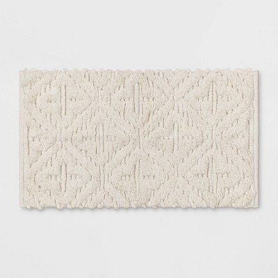 white fluffy bathroom rugs