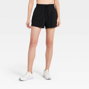 Shorts de tejido ligero de cintura media 4" para mujer - All In Motion™