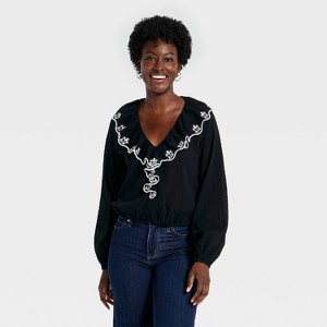 Blusa con mangas globo largas, volantes, bordados y escote en V para mujer - Universal Thread™ negro