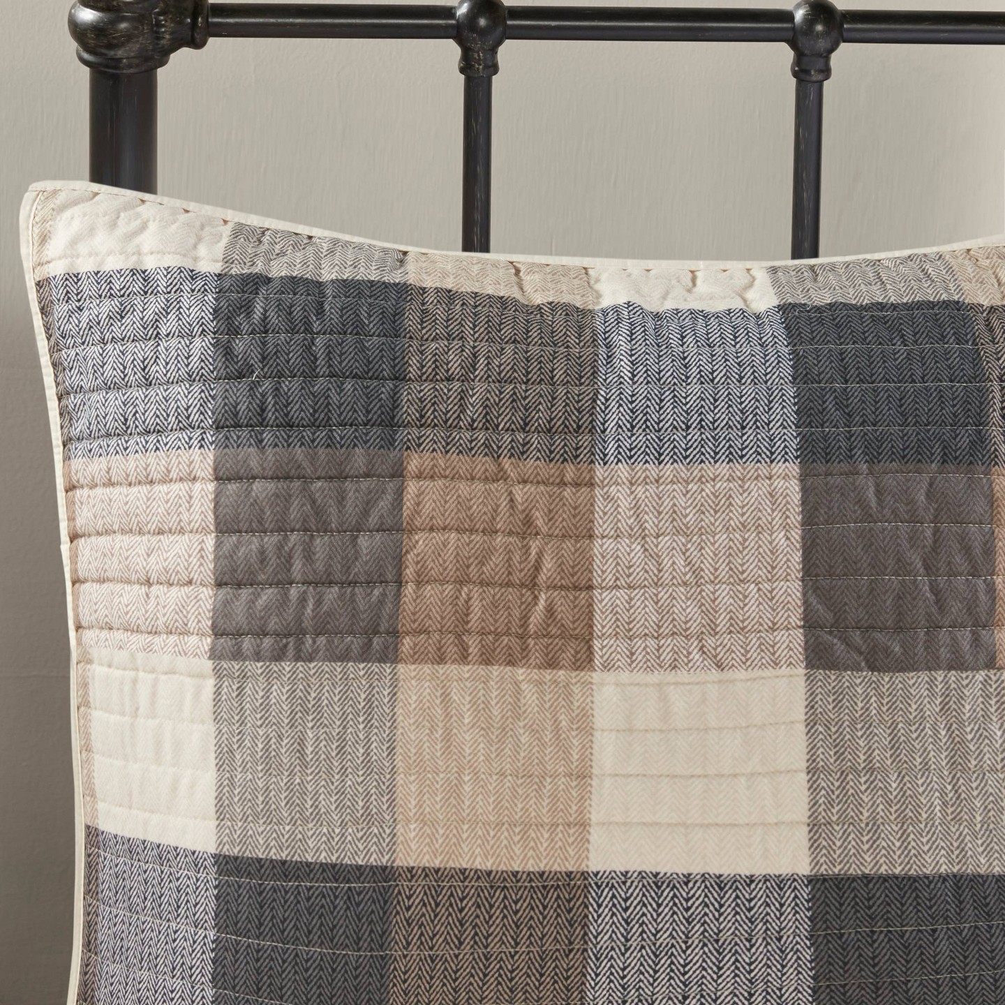 Постельное бельё Madison Park 6pc Full/Queen Warren Herringbone Quilted Reversible Coverlet Set with Decorative Pillows Neutral: Lightweight Polyester Bedding Set — фото 5