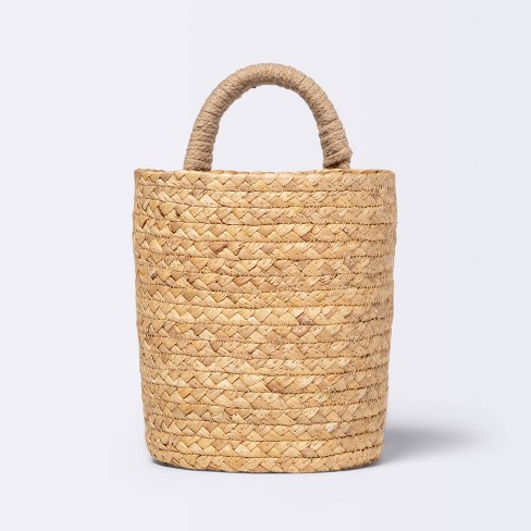 Small, pastel woven basket held by cord png download - 3372*2932