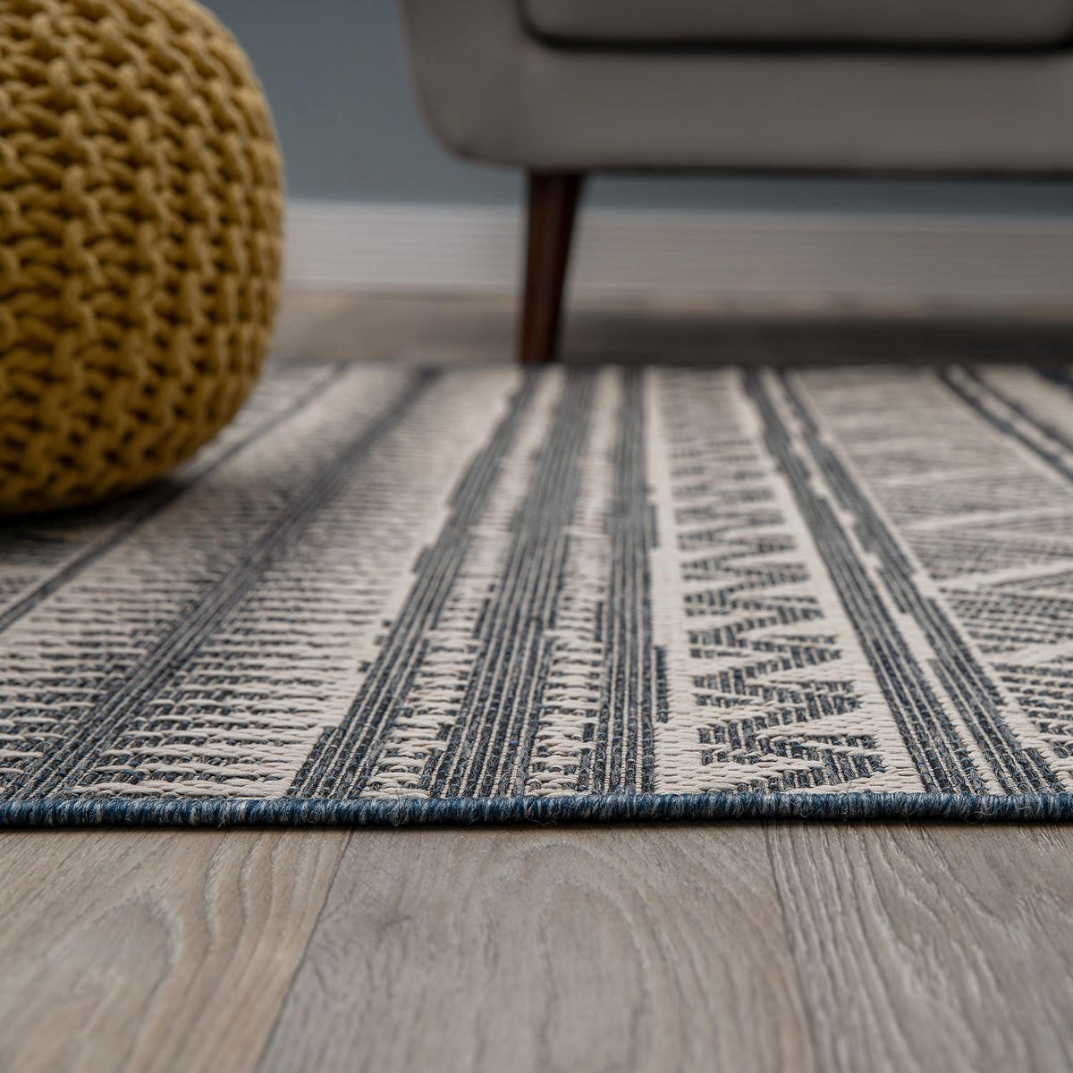 World Rug Gallery Bohemian Geometric Indoor/Outdoor Area Rug: Weather-Resistant, Low Pile, Machine Made - thumbnail 3