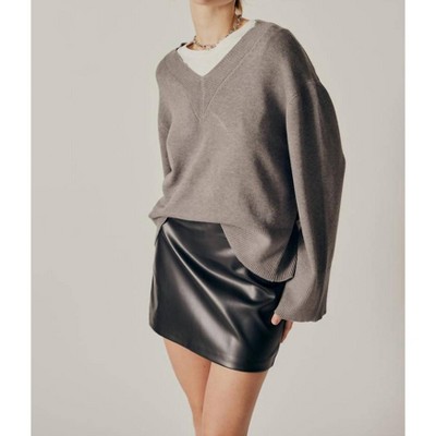Women's V-neck Sweater - DELUC