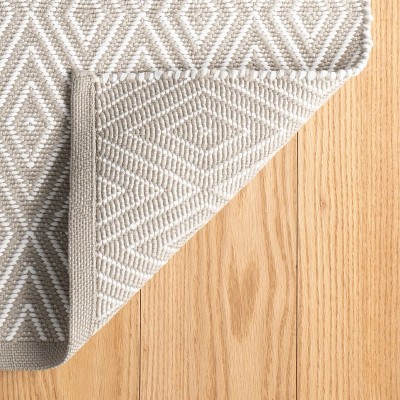 Platinum and White Diamond Pattern 4' x 6' Reversible Rug