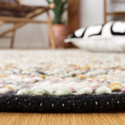 Ivory and Black Handwoven Wool Area Rug, 5' x 8'