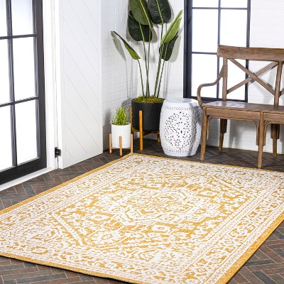 Sinjuri Medallion Gray and Cream 5' x 8' Synthetic Indoor/Outdoor Rug