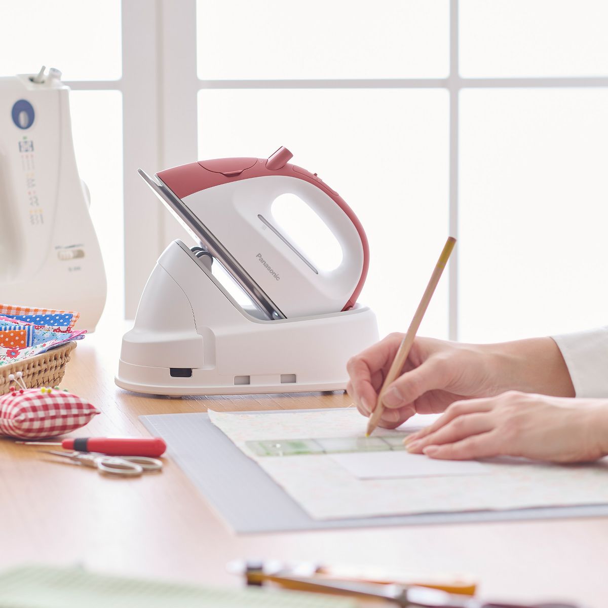 Panasonic Cordless Steam Iron, Compact, Light, with Charging Station NI-QL300 - thumbnail 6