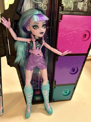Found my own Neon Frights Twyla at an HEB in Austin, Texas! They're popping  up in a couple different stores today. : r/MonsterHigh