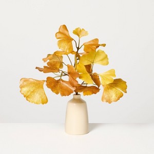 Arreglo de ginkgo amarillo mini 11" en jarrón de cerámica - Hearth & Hand™ with Magnolia