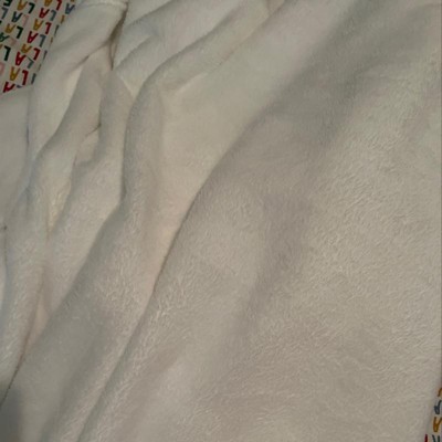 Twin/twin Xl Solid Plush Bed Blanket True White - Room Essentials™ : Target