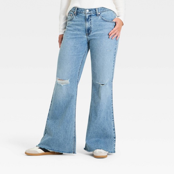 Jeans de mujer de tiro bajo, acampanados, corte relajado - Universal Thread™ 4
