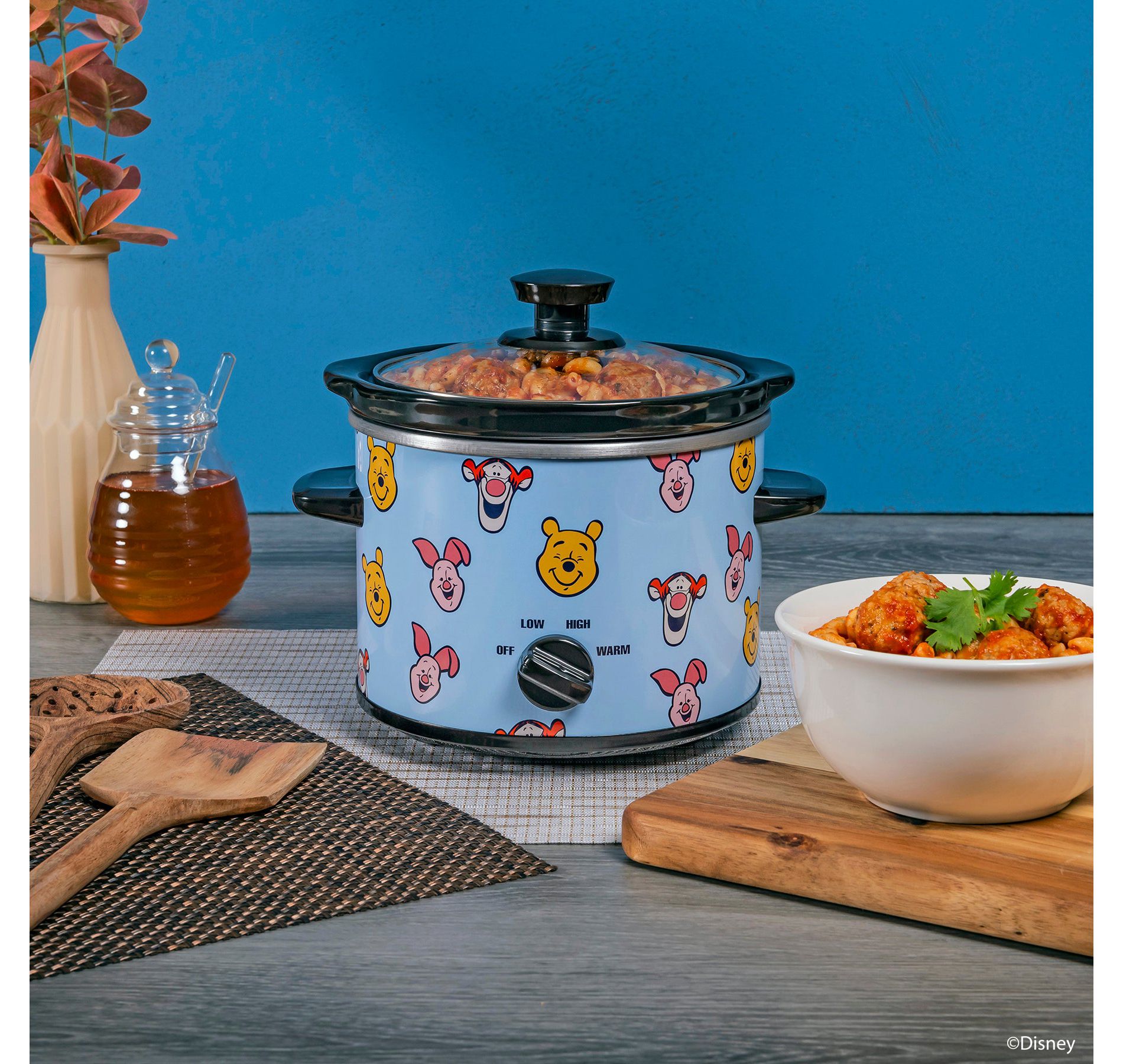 Uncanny Brands Disney Winnie the Pooh and Friends 2-Qt Slow Cooker