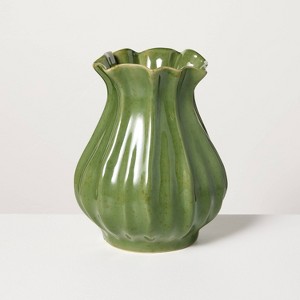 Jarrón de cerámica plisado verde 9" - Hearth & Hand™ with Magnolia
