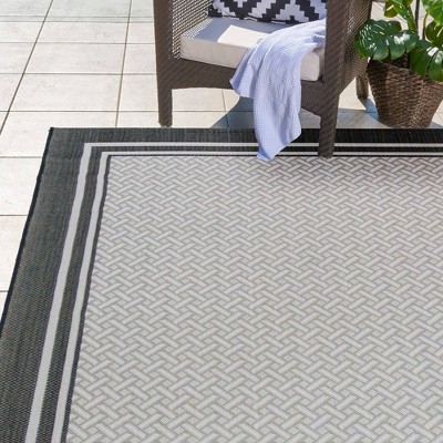 Coastal Charm White/Black Synthetic 6' x 9' Easy-Care Area Rug