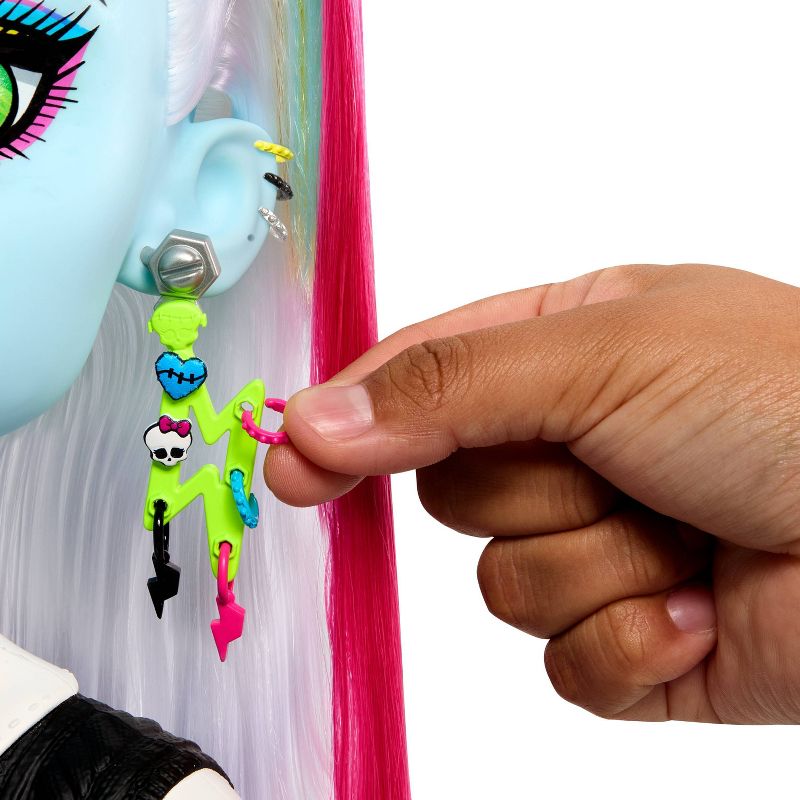Monster High Frankie Stein Styling Head with 65+ Nail, Hair and Face Accessories, 5 of 7
