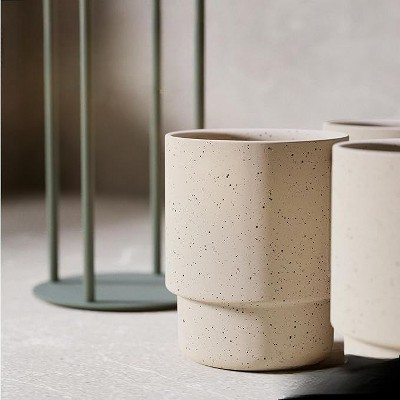 Stackable Off-White Ceramic Coffee Mugs with Green Metal Stand