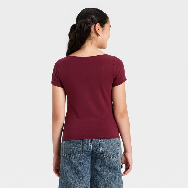 Camisa de manga corta con cuello barco y gráfico para niñas 2