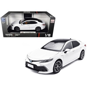 TOYOTA CAMRY ミニカー ホワイト(TOYOTA GTMC製) 2023 Toyota Camry Hybrid White Metallic with Black Top 1/18