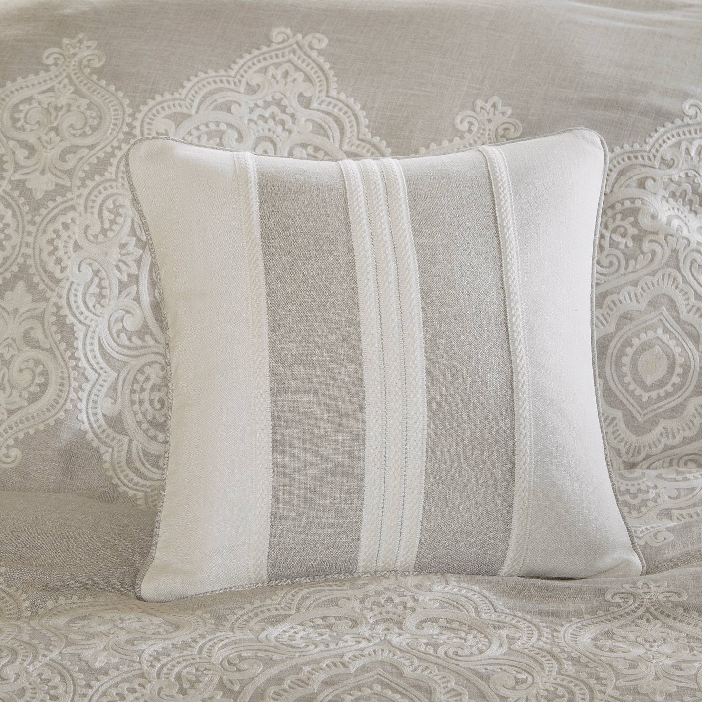 Комплект с одеялом Madison Park 9pc King Barely There Comforter Set Light Gray/White: Luxury Microfiber Bedding Ensemble with Decorative Pillows & Euro Shams, цвет: Светлый серый — фото 6