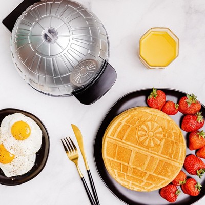 Uncanny Brands Star Wars Mandalorian Waffle Maker - Bounty Hunter & Baby  Yoda Waffles : Target