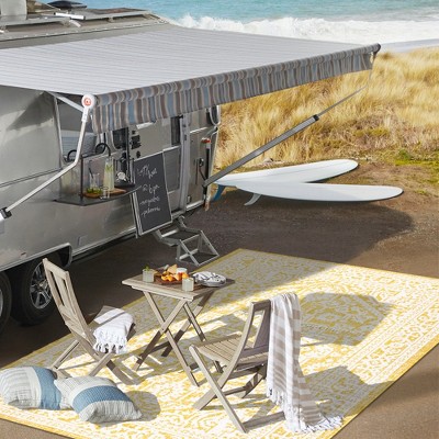 Sinjuri Medallion Gray and Cream 5' x 8' Synthetic Indoor/Outdoor Rug