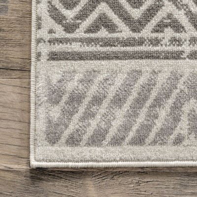 Light Grey Geometric Patterned Synthetic 4' x 6' Area Rug