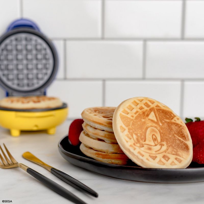 Uncanny Brands Sonic the Hedgehog Mini Waffle Maker, 3 of 6