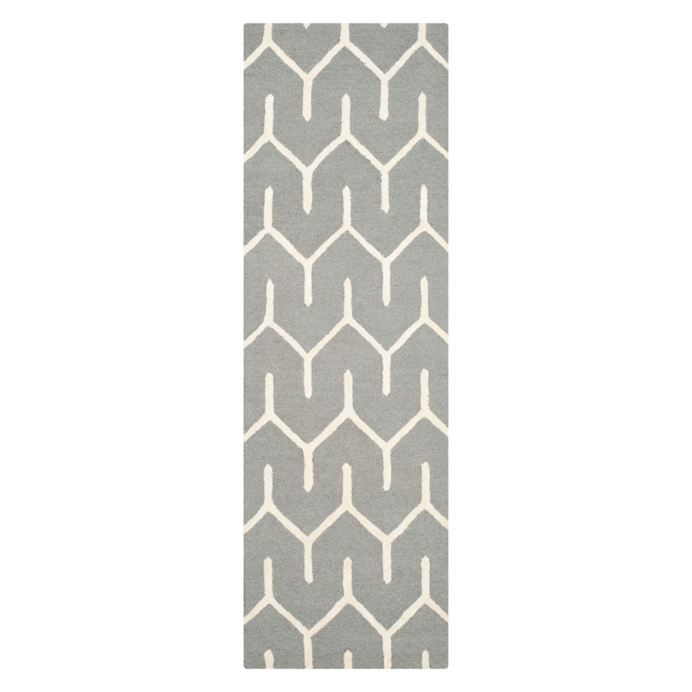 2'6inx8' Runner Lanie Geometric Area rug Dark Gray/Ivory - Safavieh