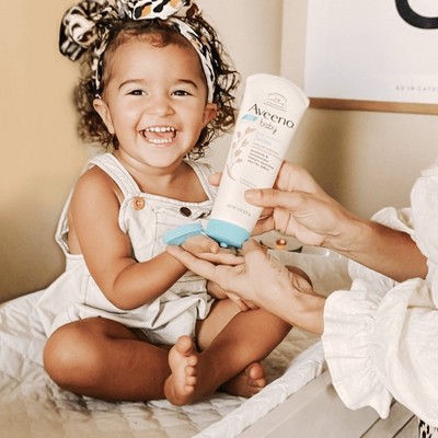 This baby lotion is naturally nourishing and provides relief from irritated or cracked skin, leaving your baby's skin soft and smooth. The combination of natural colloidal oatmeal and dimethicone creates a protective layer that prevents dry skin, ensuring that your baby's skin receives the best care possible. The non-greasy formula absorbs quickly, leaving no residue on your baby's skin. 
