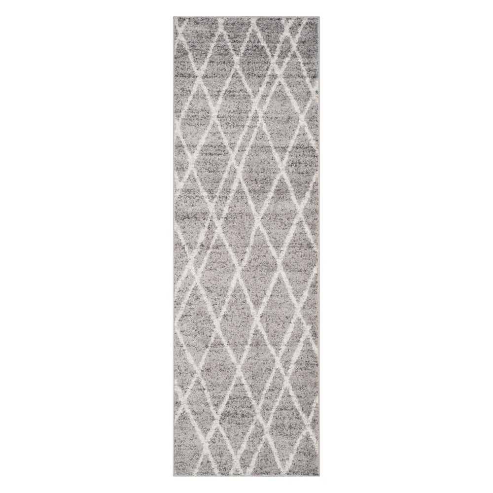 2'6inx6' Diamond Runner Ivory/Silver - Safavieh