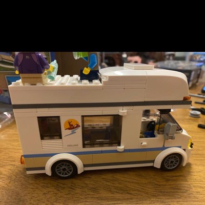 lego City - Camper delle Vacanze Modellino da Costruire di Roulotte  Giocattolo con Minifigure Costruzioni per Bambini da 5+ Anni - 60283