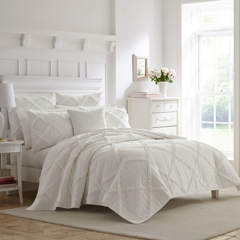 white quilted bedspread queen