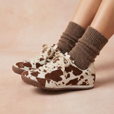 Женские кроссовки CUSHIONAIRE Techno Women’s Vegan Cow Print Calf-Hair Lace-Up Sneakers with Memory Foam Comfort, Brown 8.5 — фото 3