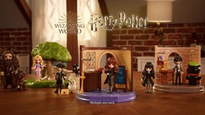 HARRY POTTER - CHÂTEAU DE POUDLARD DELUXE MAGICAL MINIS WIZARDING WORLD -  Château Poudlard 60 cm Interactif Avec Sons et Lumières, 3 Figurines et 22