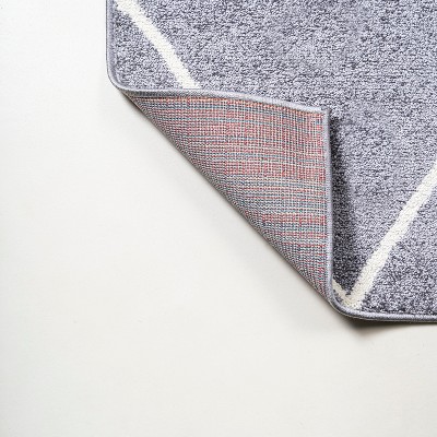 Gray and White Diamond Trellis 4' x 6' Reversible Area Rug