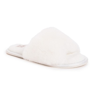 White fluffy slippers target new arrivals