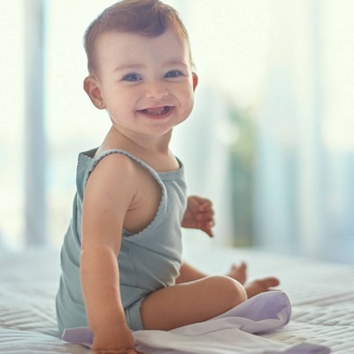 Protecting your little one's delicate skin has never been easier with Aveeno Baby Daily Moisture Lotion. This natural colloidal oatmeal lotion deeply nourishes and hydrates your baby's sensitive skin for a full 24 hours. Its hypoallergenic, fragrance-free, paraben-free, and phthalate-free formula makes it gentle enough for even the most delicate skin types. 