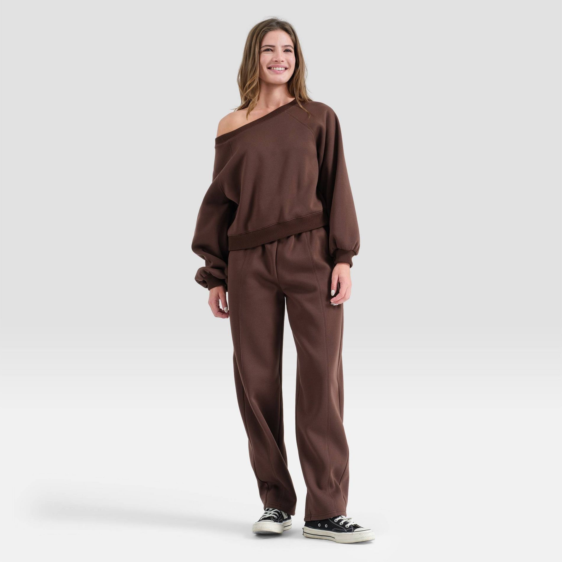 Women's High-Rise Slight Curved Barrel Leg Sweatpants - Universal Thread™