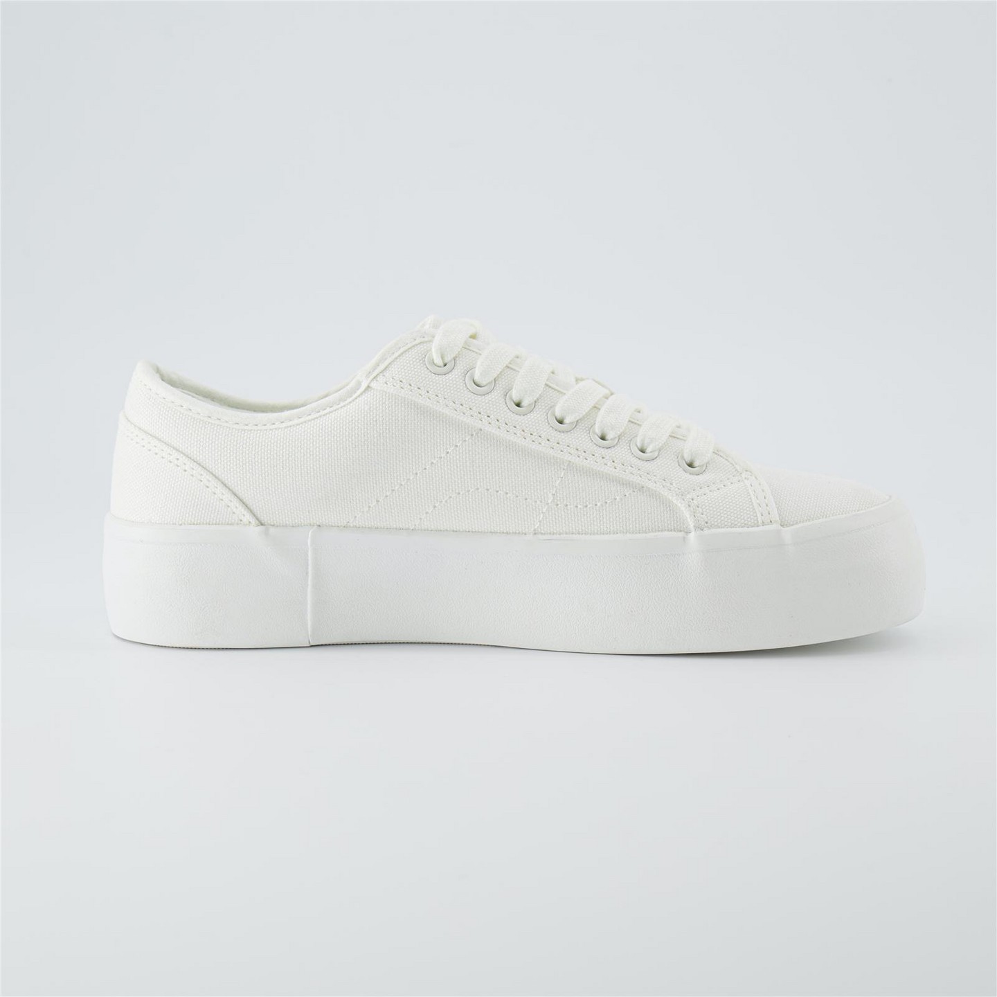 Женские кроссовки CUSHIONAIRE Tag Low top Canvas Sneaker +Memory Foam White Canvas, цвет: Белый — фото 5