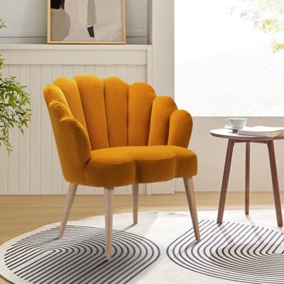 Maël Modern Scalloped Velvet Accent Chair with Solid Wood Legs  | Karat Home