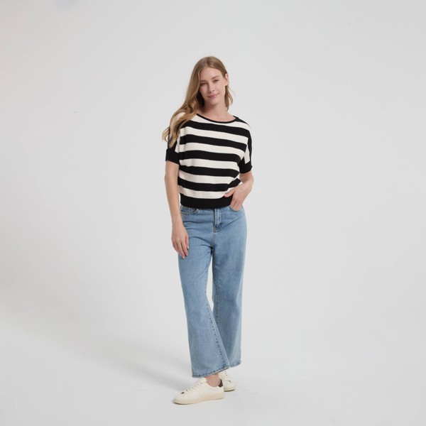 Playera de Manga Corta y Cuello Barco para Mujer - Universal Thread™ 3