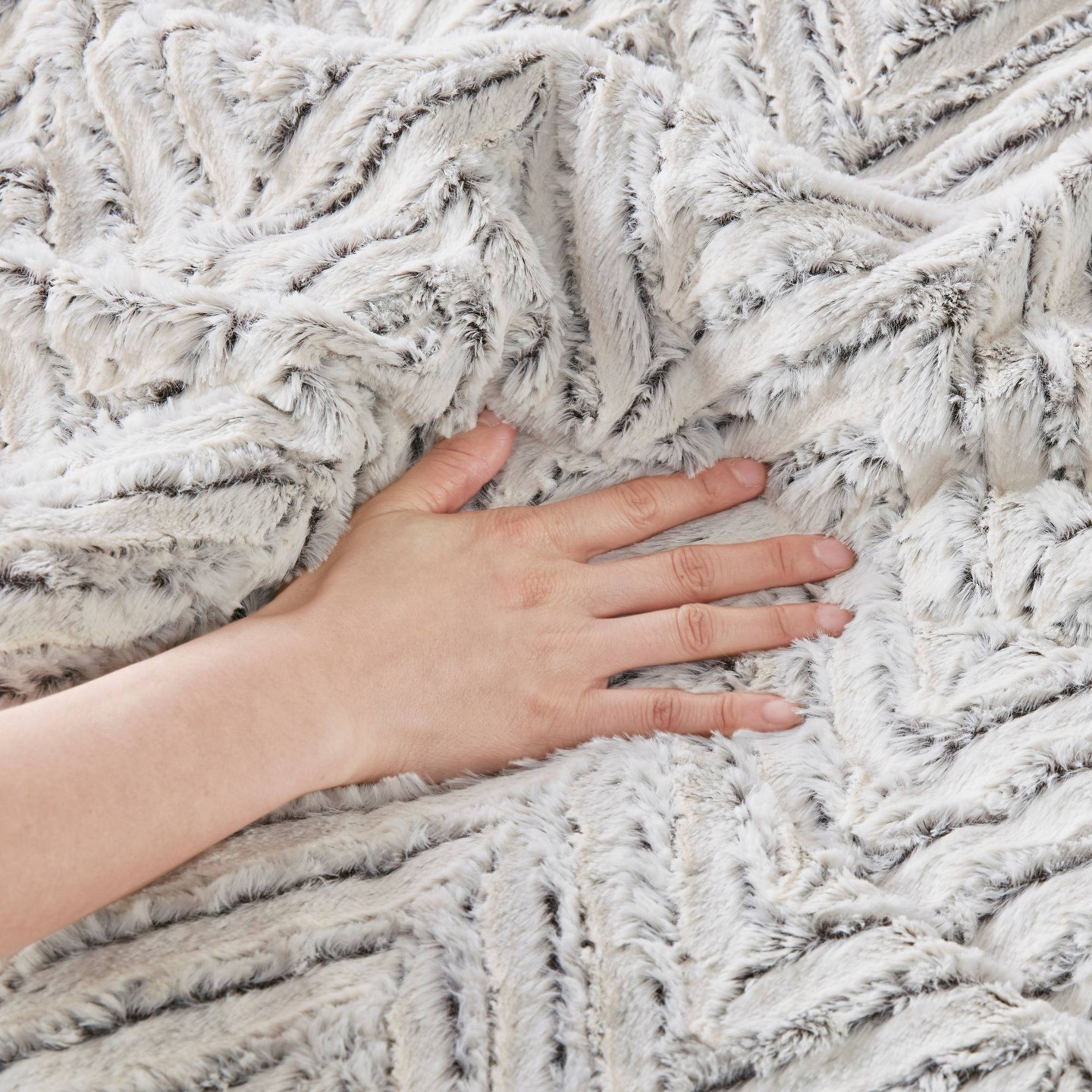 Комплект с одеялом Madison Park Ivory Aurora Plush Down Alternative Comforter Set King/California King, Geometric Pattern, Oeko-Tex Certified, цвет: Слоновая кость — фото 7
