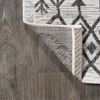 Bohemian Geometric Black/Ivory Synthetic 4' x 6' Easy-Care Rug